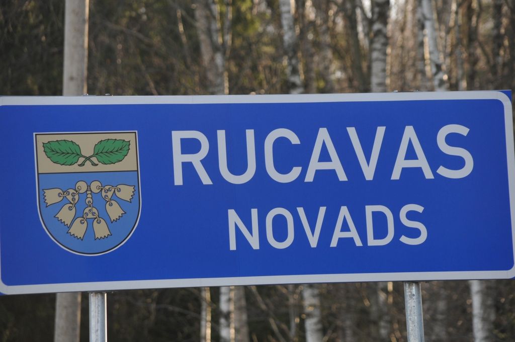 Pēc četru stundu meklēšanas Rucavas novadā mežā atrasts nomaldījies sirmgalvis