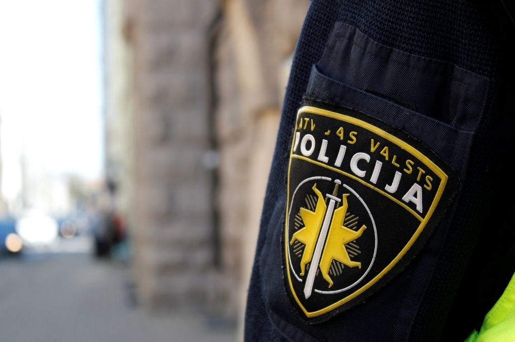 Iekšējās drošības birojs aiztur trīs policistus par iespējamu kukuļošanu