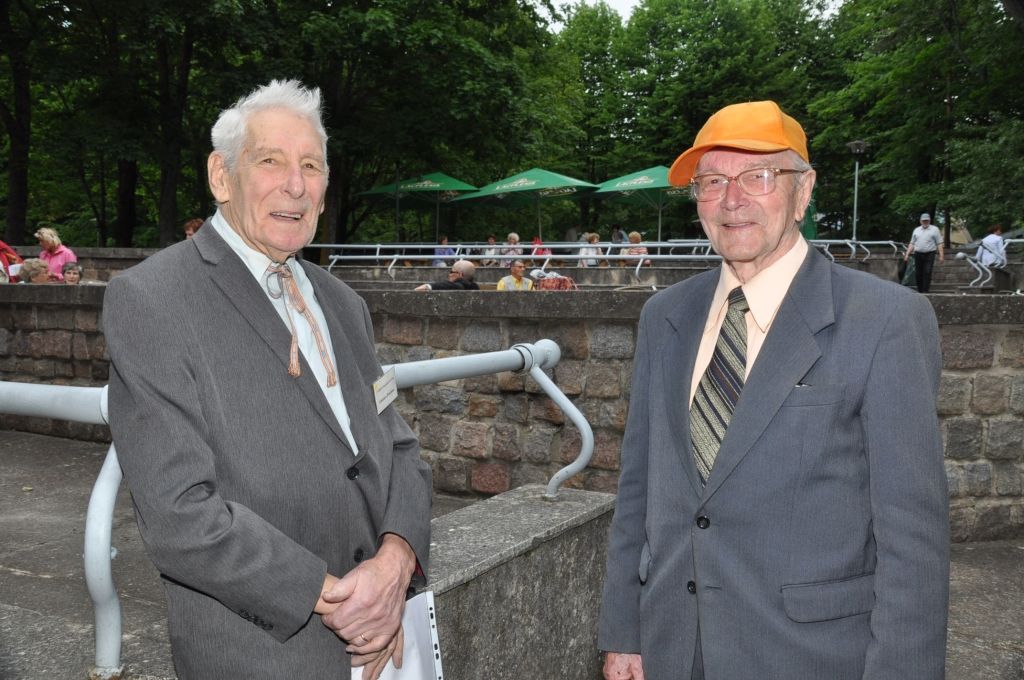 FOTO: Seniori Liepājā ielīgo Jāņus