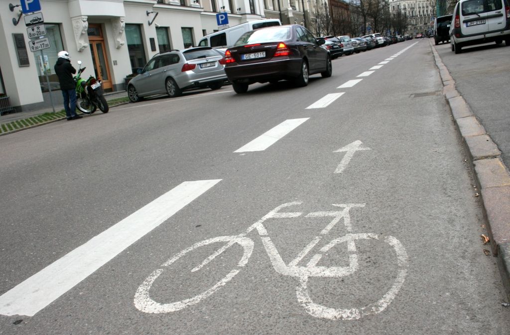 Pētījums: Velojoslas trūkst uz Brīvības ielas un Rīgas tiltiem