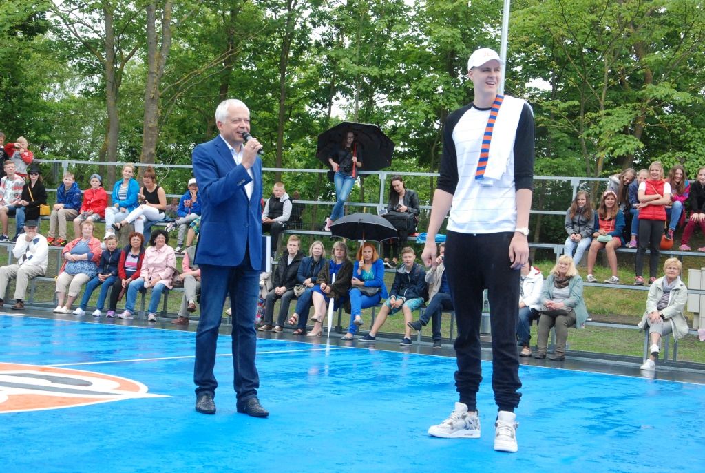 FOTO: Porziņģa dāvinātā basketbola laukuma atklāšana izpelnās lielu publikas interesi