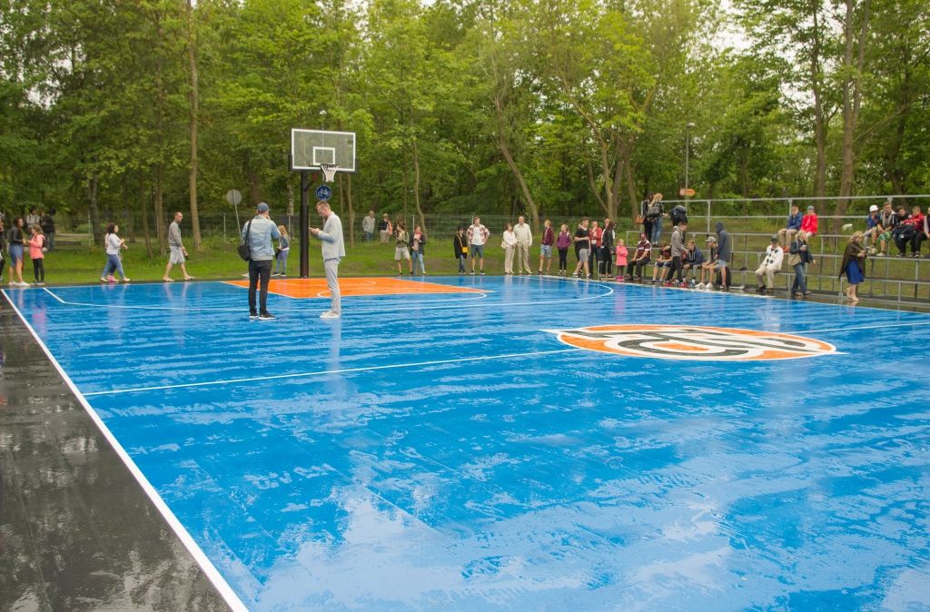 FOTO: Liepājā atklāj Porziņģa dāvināto āra basketbola laukumu