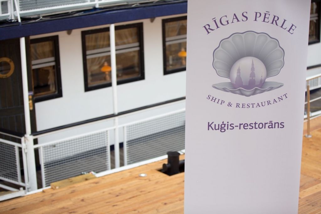 FOTO: Atklāta kuģa-restorāna Rīgas Pērle piestātne