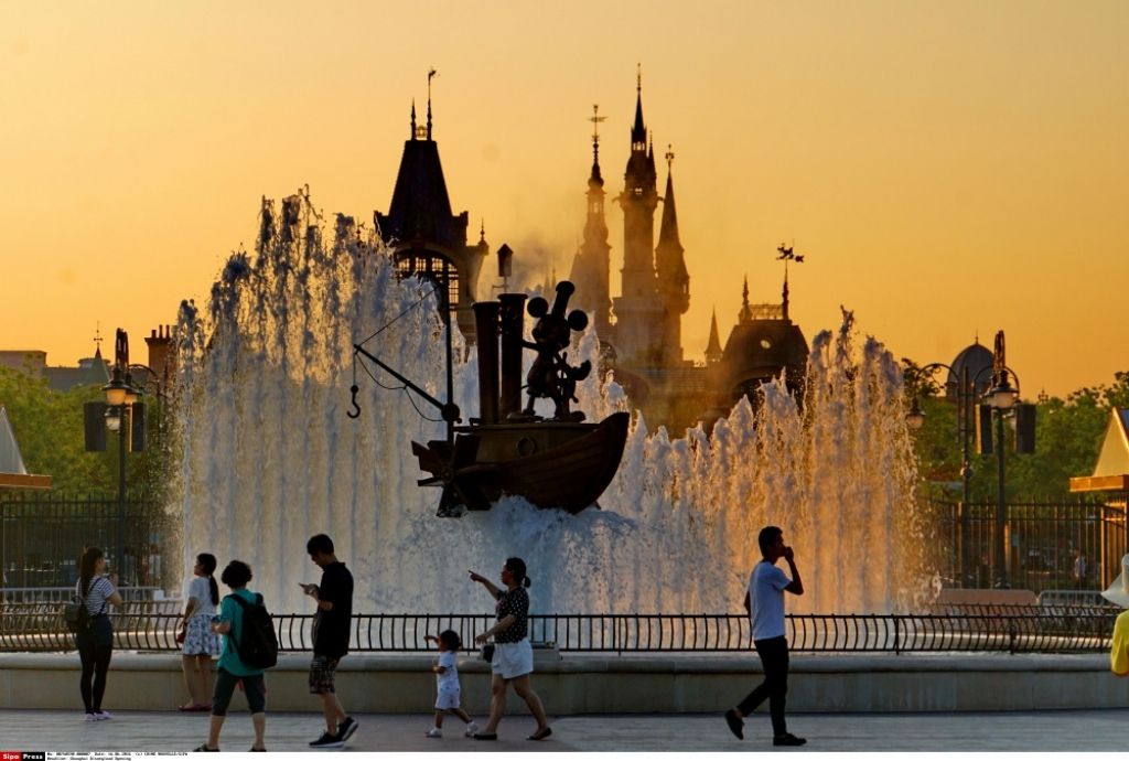 FOTO: Disney atklāj 5,5 miljardus dolāru vērto atrakciju parku Ķīnā