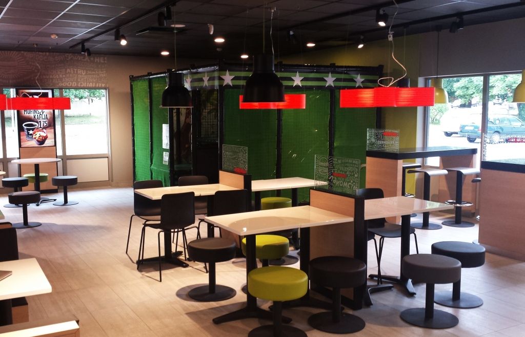 Papildināta ar foto: Investējot 1 miljonu eiro, Hesburger atklāj jaunu restorānu Rīgā