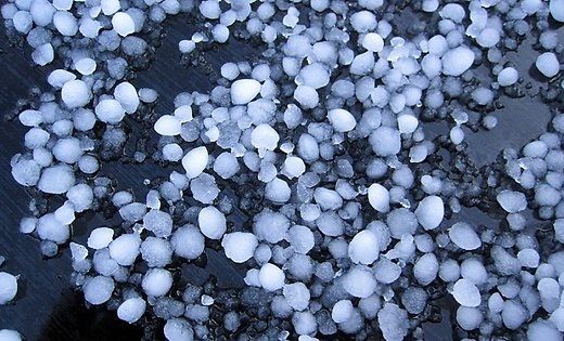 Piektdien gaidāms stiprs vējš, pērkona lietusgāzes un krusa