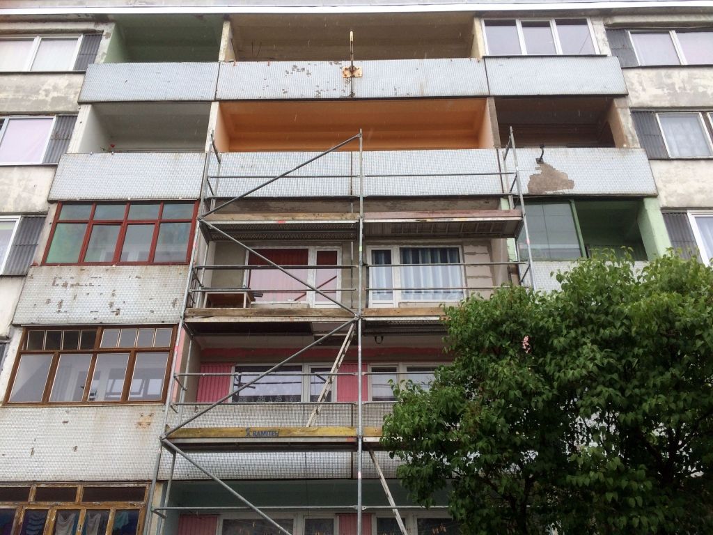 Pēc negadījuma prasa apsekot lodžiju konstrukcijas un to stiprinājumus