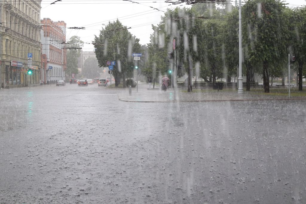 Šovakar, sākot no dienvidrietumiem, gaidāms pērkona negaiss un vēja pastiprināšanās