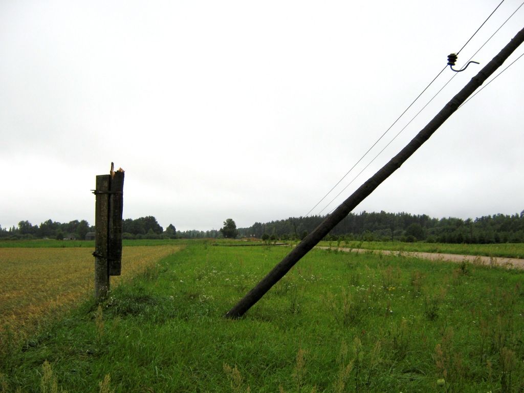Vēja radīto postījumu dēļ elektroapgāde traucēta aptuveni 20 000 saimniecību (papildināts 11:30)