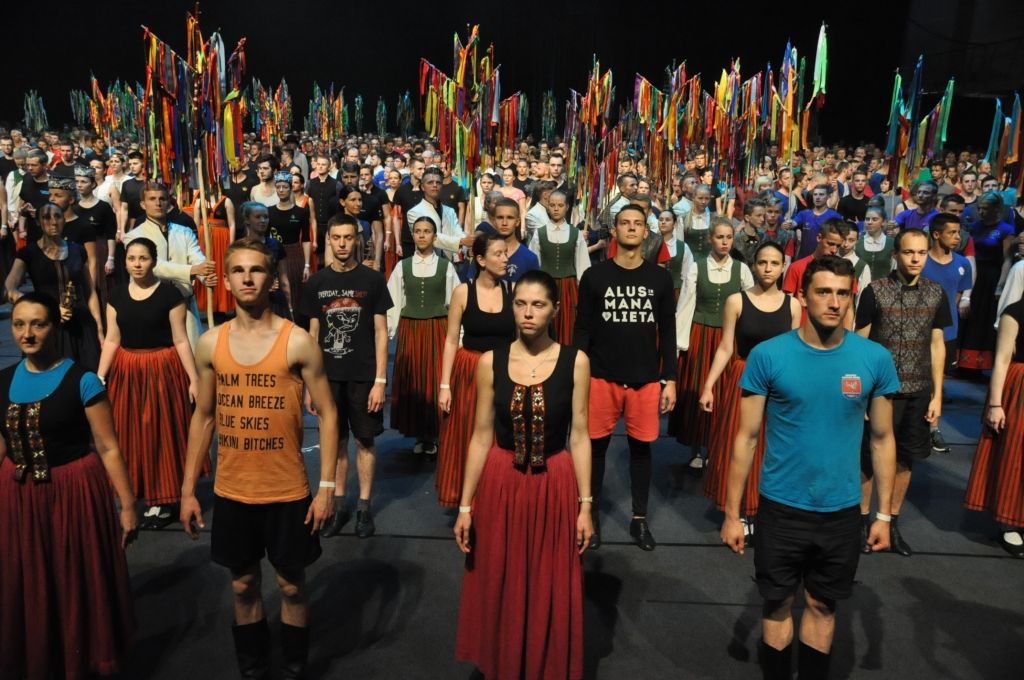 FOTO: Liepāju pieskandina Kurzemes Deju svētki "Pašā jūras vidiņā"