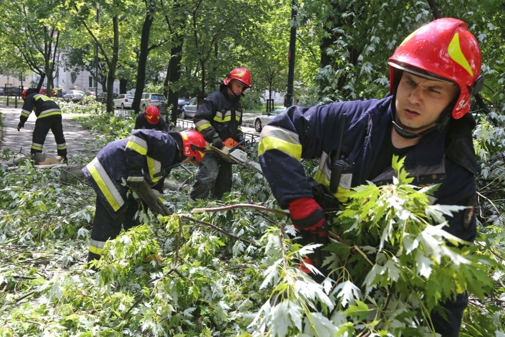 Vētrās Polijā gājuši bojā četri un ievainoti 28 cilvēki
