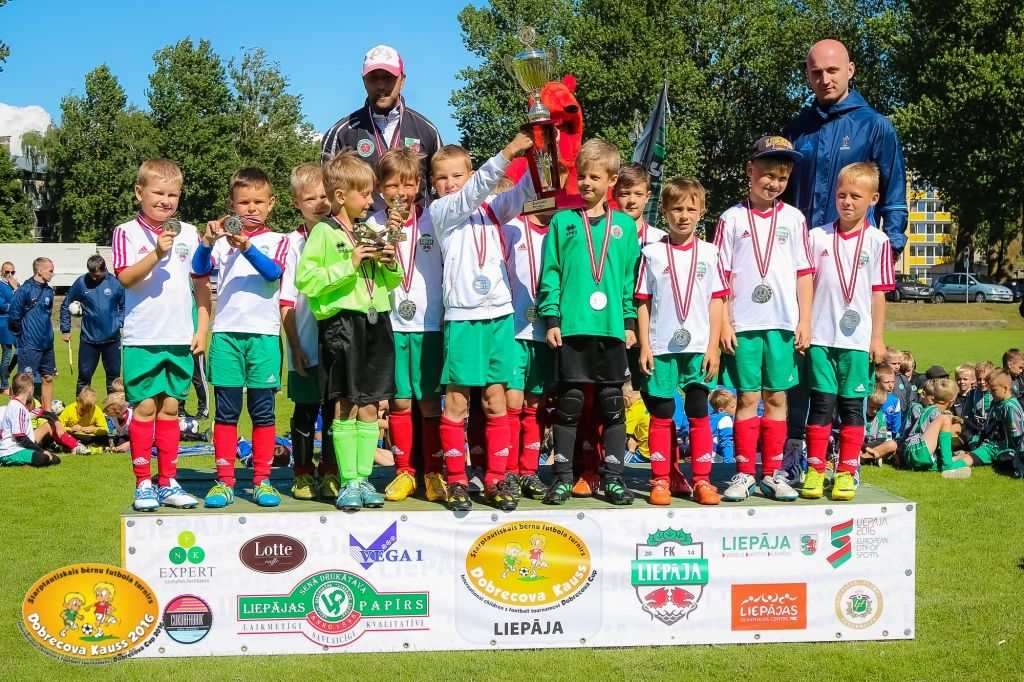 Iegūst “Dobrecova kausa” skaistās trofejas