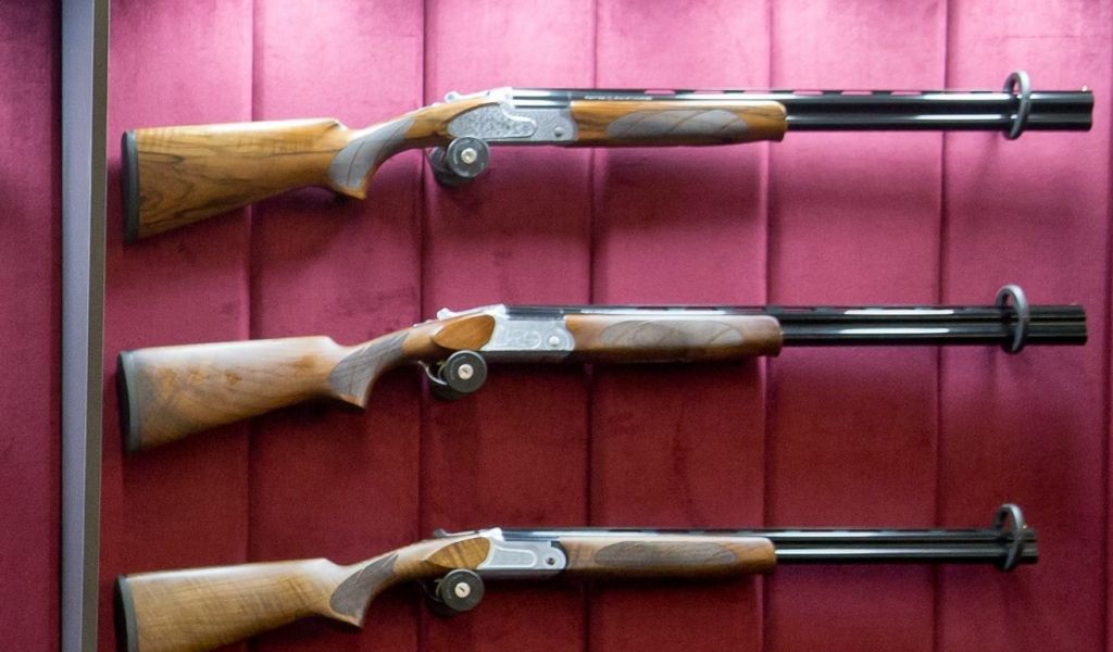 Rojas novadā vīrietis medību laikā nejauši nošauj savu brāli