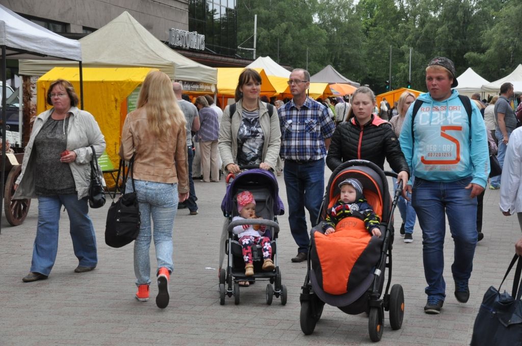 FOTO: Rožu laukumā tirgojas Vasaras saulgriežu tirdziņā
