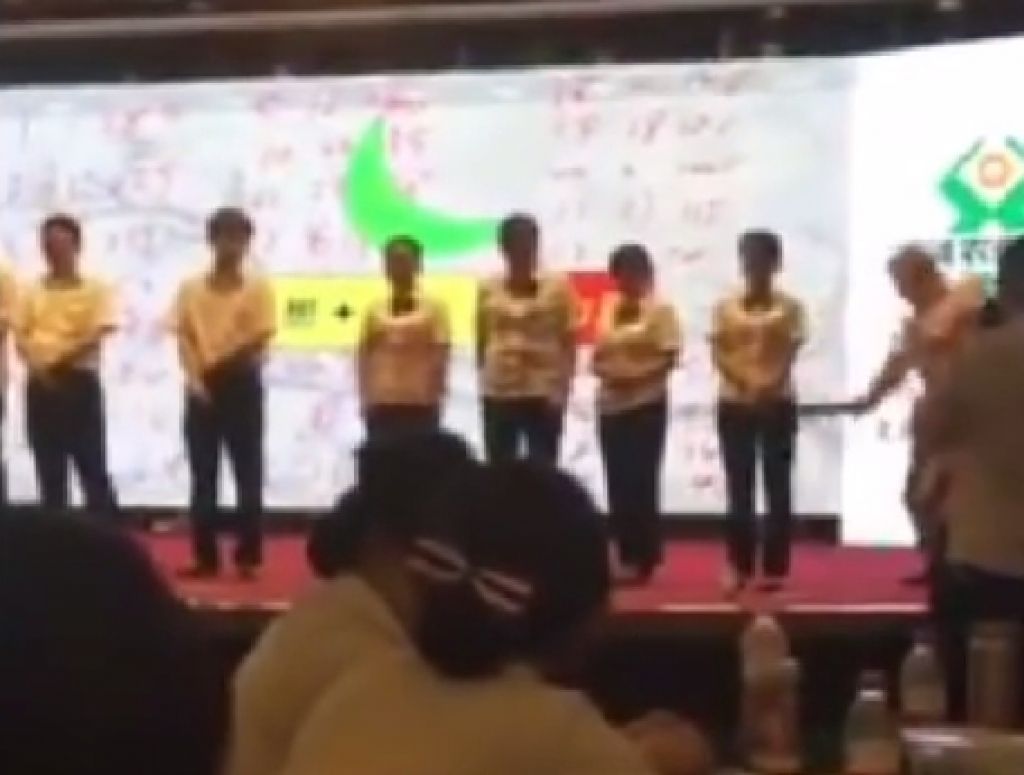 VIDEO: Ķīnā bankas darbiniekus publiski noper par "sliktu darbu"
