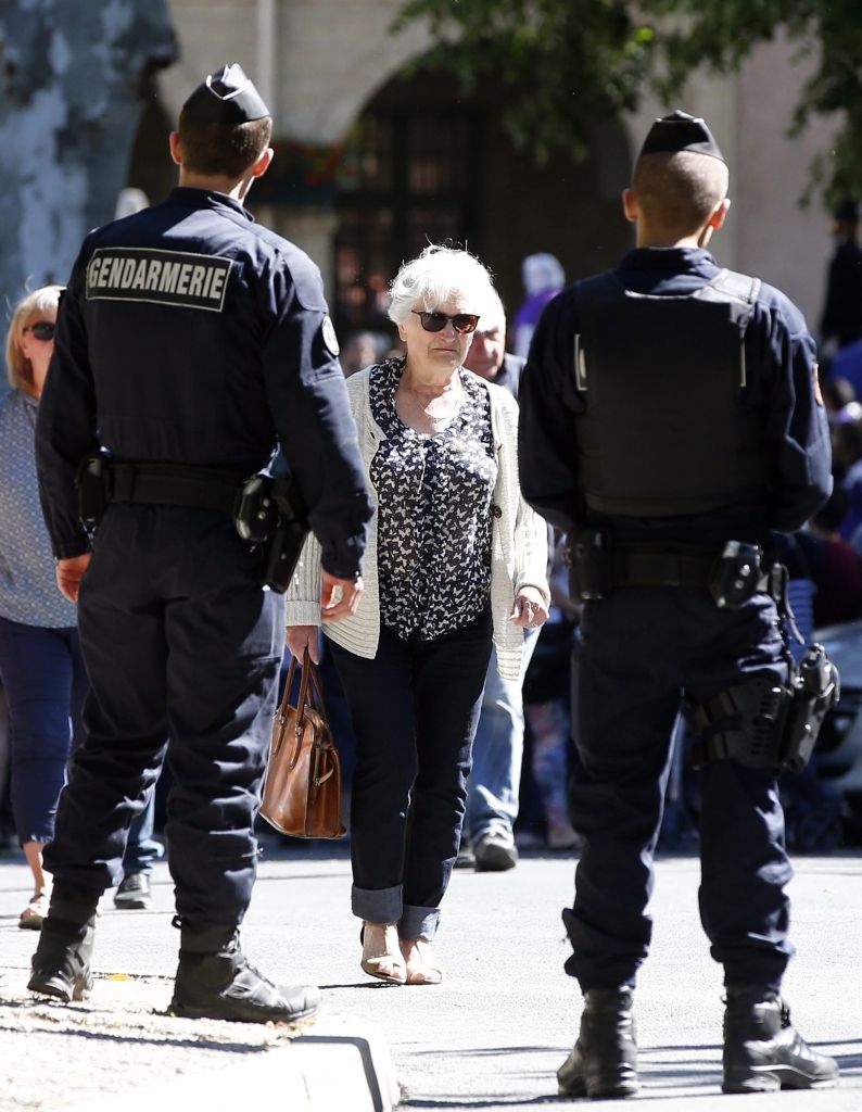 Saistībā ar policista slepkavību Francijā aiztur trīs vīriešus