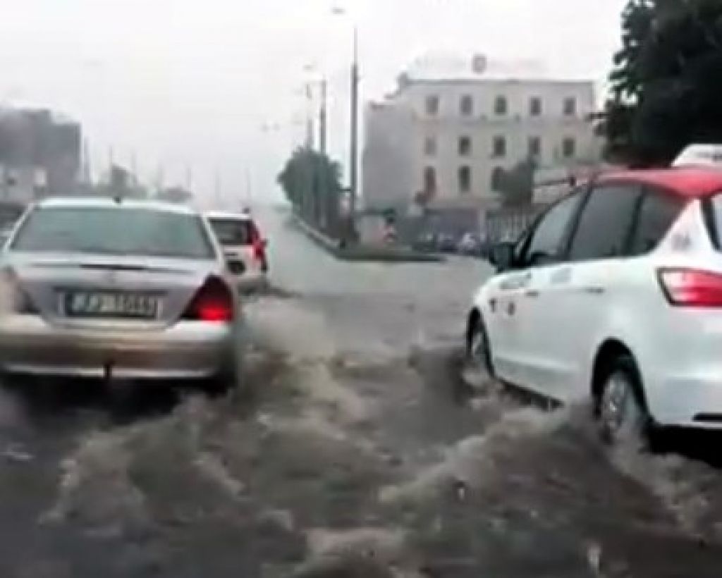 Aculiecinieka VIDEO: "Upe" pie Zemitānu tilta