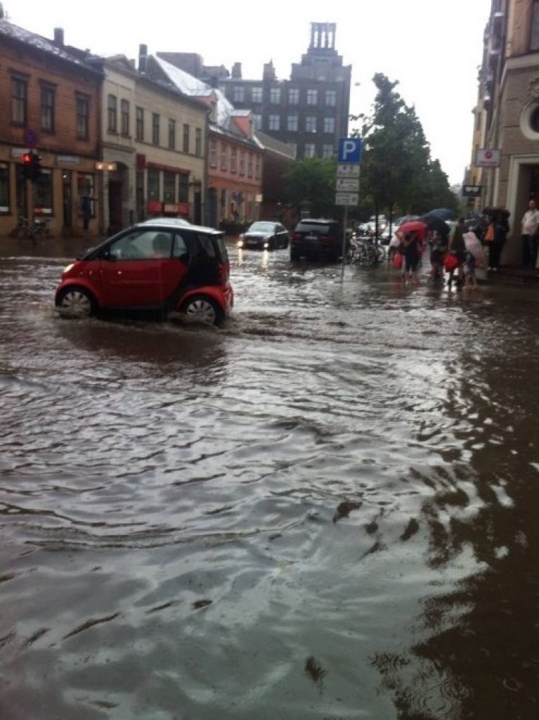 FOTO: Lietusgāzes Rīgas ielas pārvērš upēs