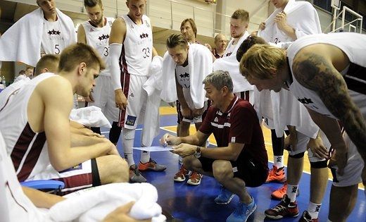 Latvijas basketbolisti Liepājā pārbaudes mačā droši uzveic Tunisiju