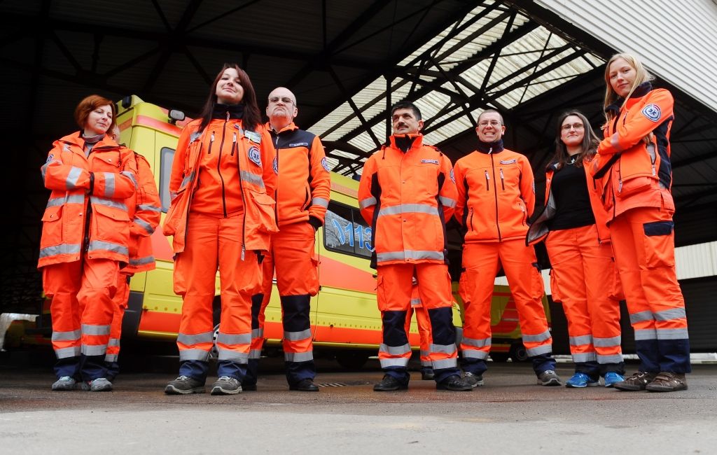 Mediķi pa telefonu palīdz atjaunot elpošanu bērnam, kurš aizrijies ar cukurgailīti