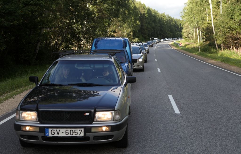 Tilta remontdarbu vietā Augšlīgatnē izveidojies 4 kilometrus garš sastrēgums