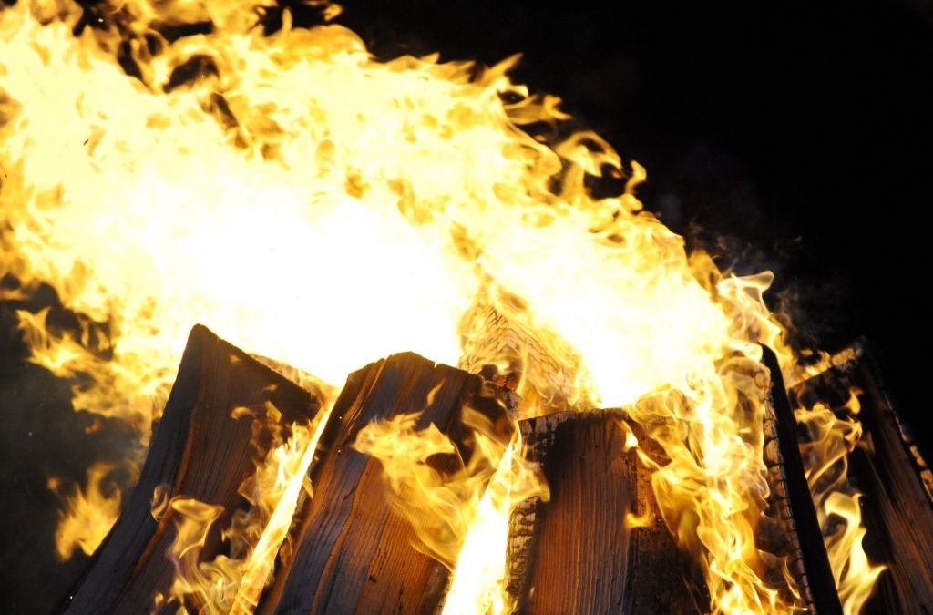 Daudzi cilvēki cietuši, kurinot ugunskurus un spridzinot petardes