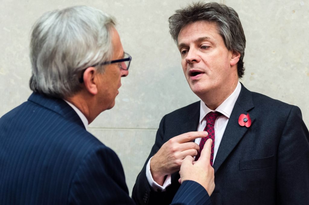 Demisionē Lielbritānijas pārstāvis EK; portfeli nodos Dombrovskim