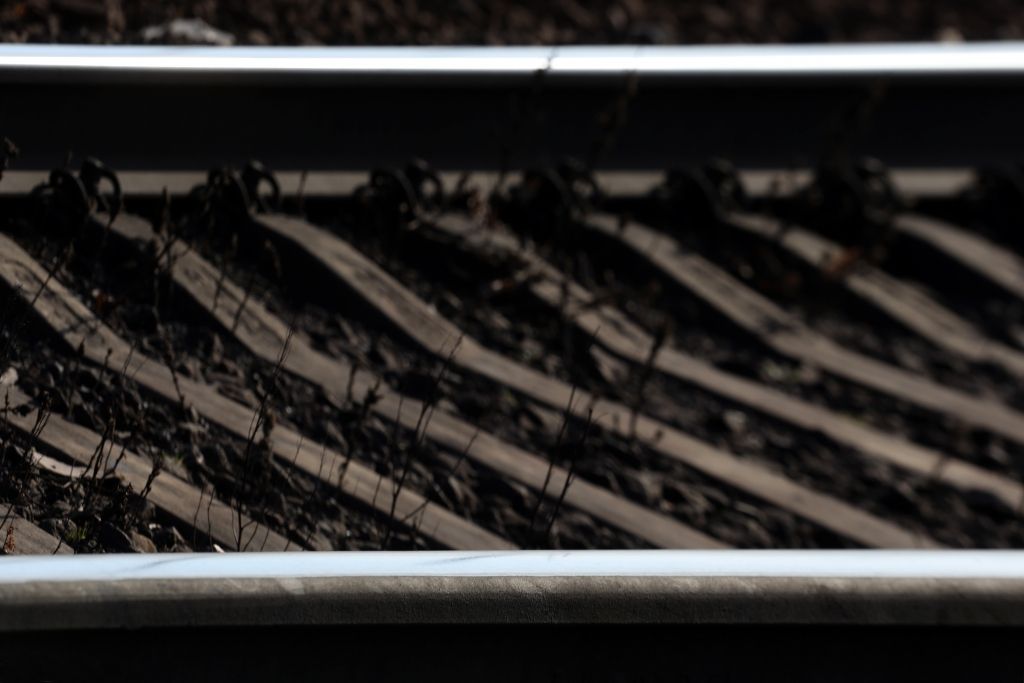 Pie Mangaļu stacijas vilciens notriec zēnu