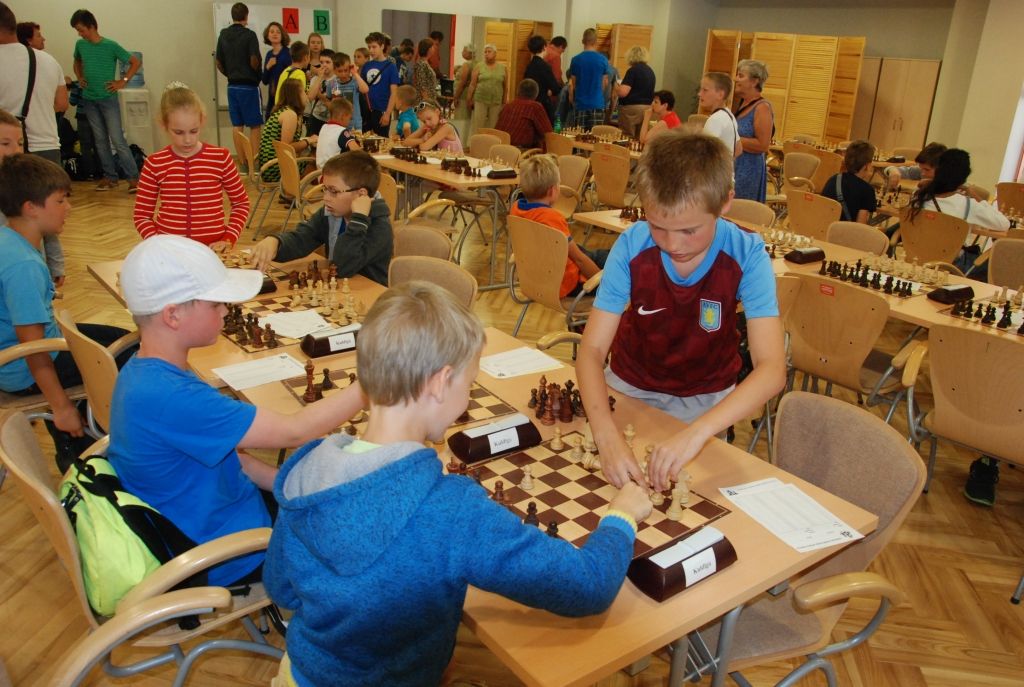 FOTO: Jaunie šahisti no četrām valstīm Liepājā cīnās turnīrā "Baltic Open 2016"