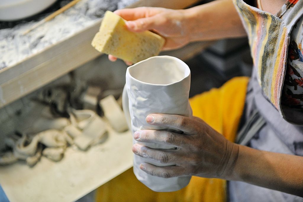 Piebalgas baltais zelts vilina tūristus un porcelāna cienītājus