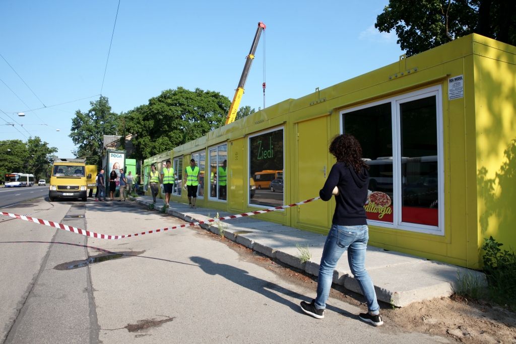 Papildināta - FOTO: Nojauc patvaļīgi uzbūvētus kioskus Deglava ielā