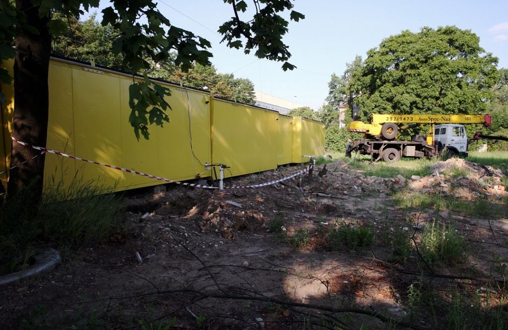 FOTO: Aizvāc Deglava ielā neatļauti novietotus kioskus