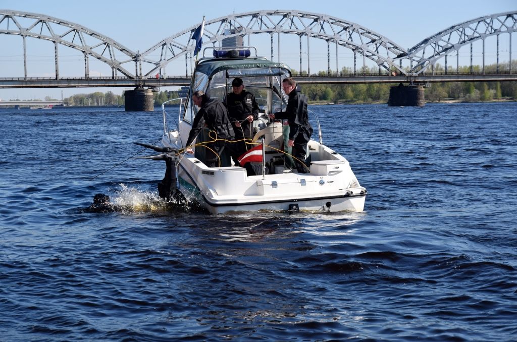 Kāds peldētājs Ķīpsalas peldvietā iešāvis policistam-glābējam