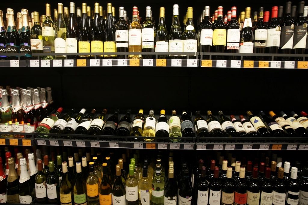 Lietuvā visiem alkohola pircējiem būs jāuzrāda dokumenti