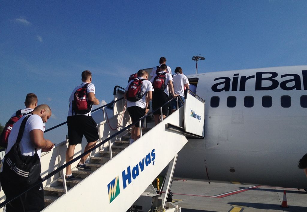 FOTO: Latvijas izlases basketbolisti ceļā uz olimpisko kvalifikāciju Belgradā