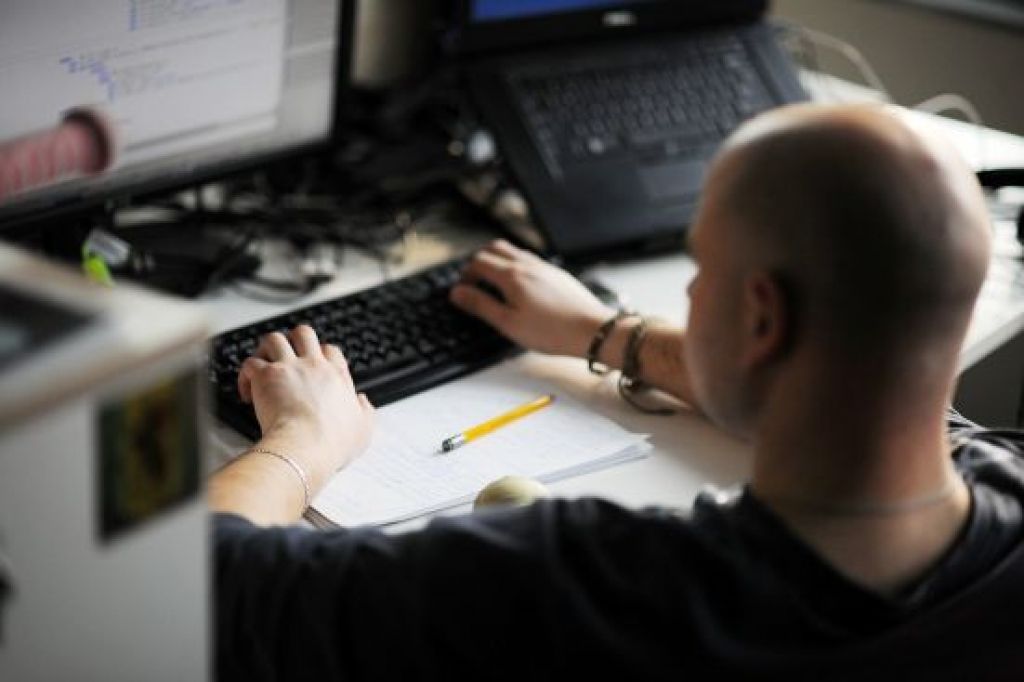 Stiepj rokas pēc programmētājiem