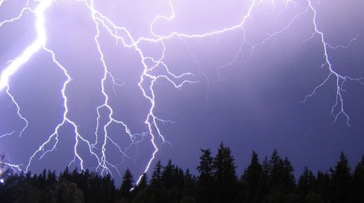 Brīdina par pērkona negaisu ar krasām vēja brāzmām