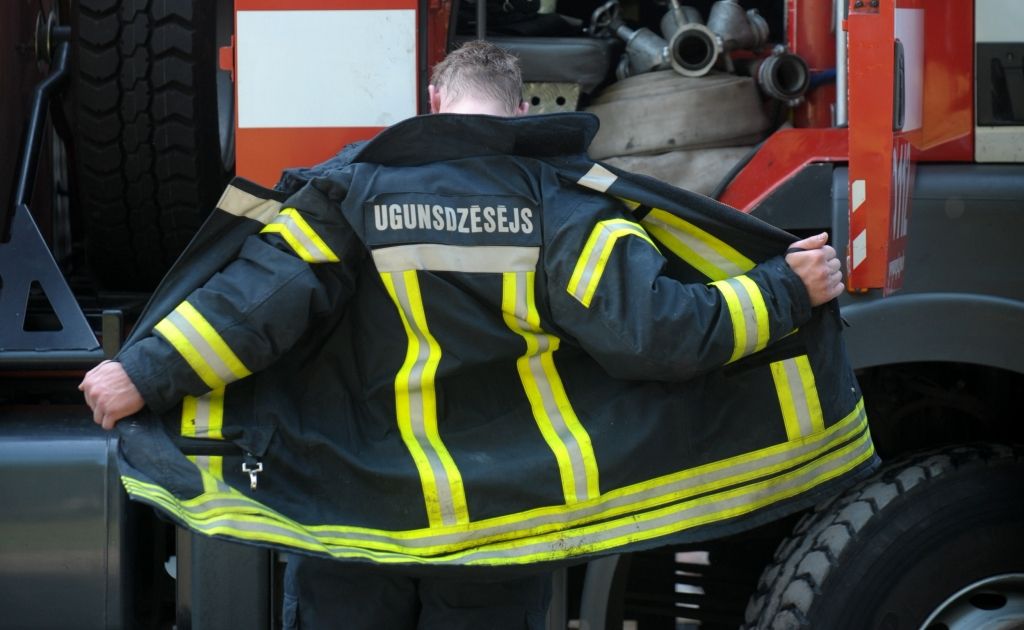 Ventspilī izglābta pusaudze, kura 5 metru augstumā karājusies katapultas gumijā