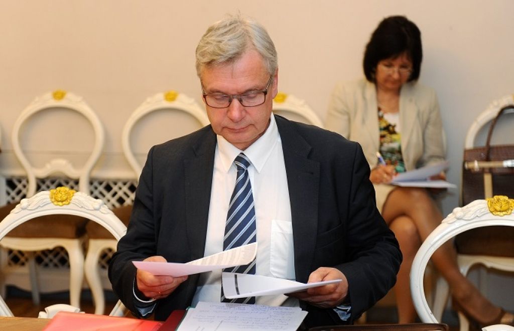 Apstiprina pedagogu jauno darba samaksas modeli; algas augs no septembra