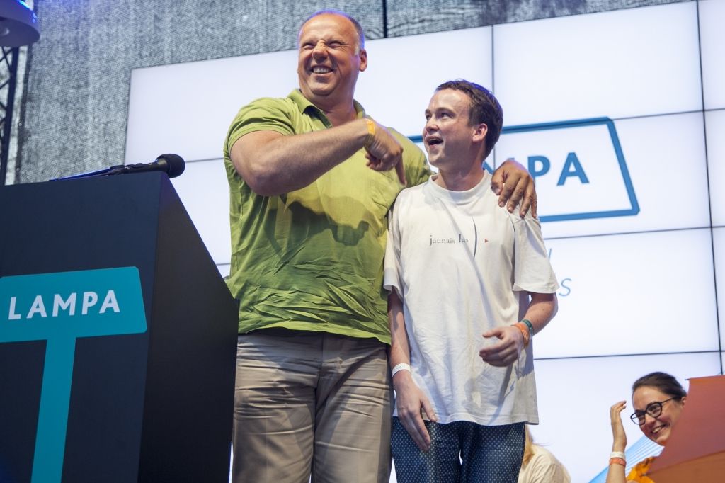 Apkopoti 11 spilgtākie joki no politiķu cepiena festivālā Lampa