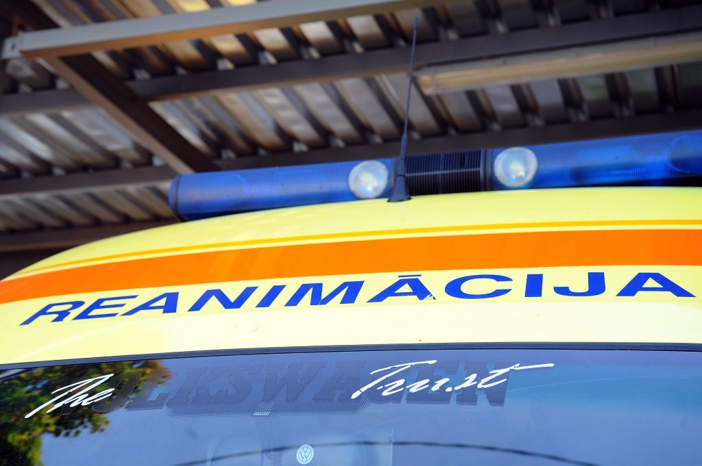 Iereibusi jauniete izkrīt pa sestā stāva logu