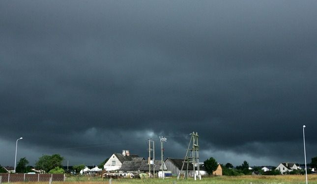 Sākot no pusdienlaika, gaidāms pērkona negaiss ar stiprām lietusgāzēm