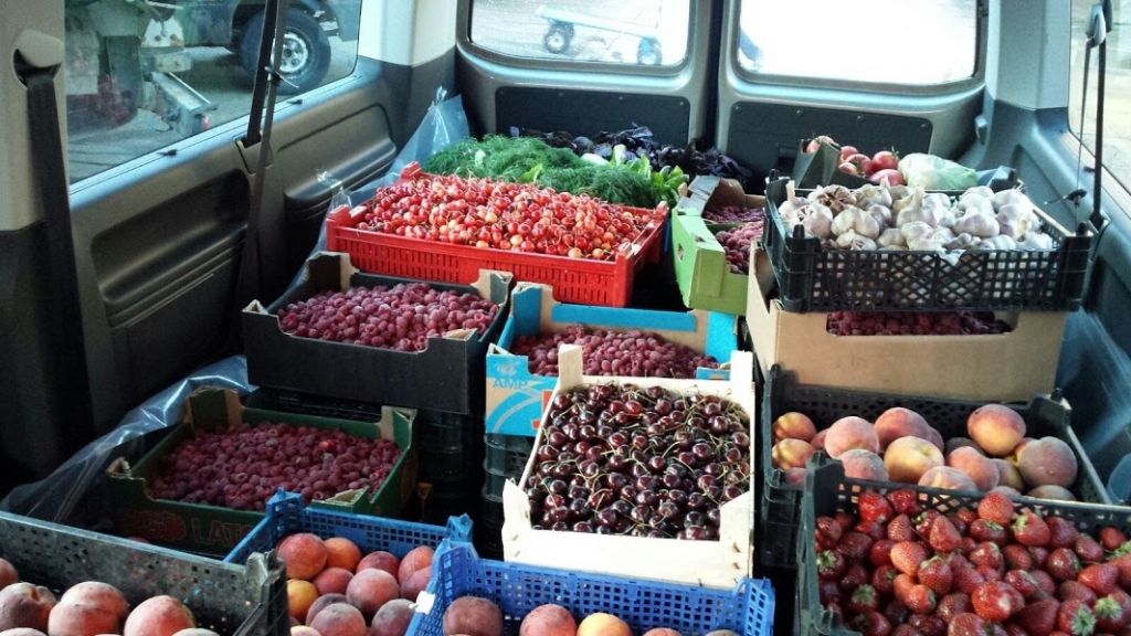 Nakts tirgū konfiscē pustonnu nezināmas izcelsmes augļu, ogu un dārzeņu