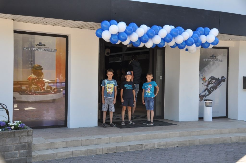 FOTO: Liepājā atklāj elektrokartinga trasi