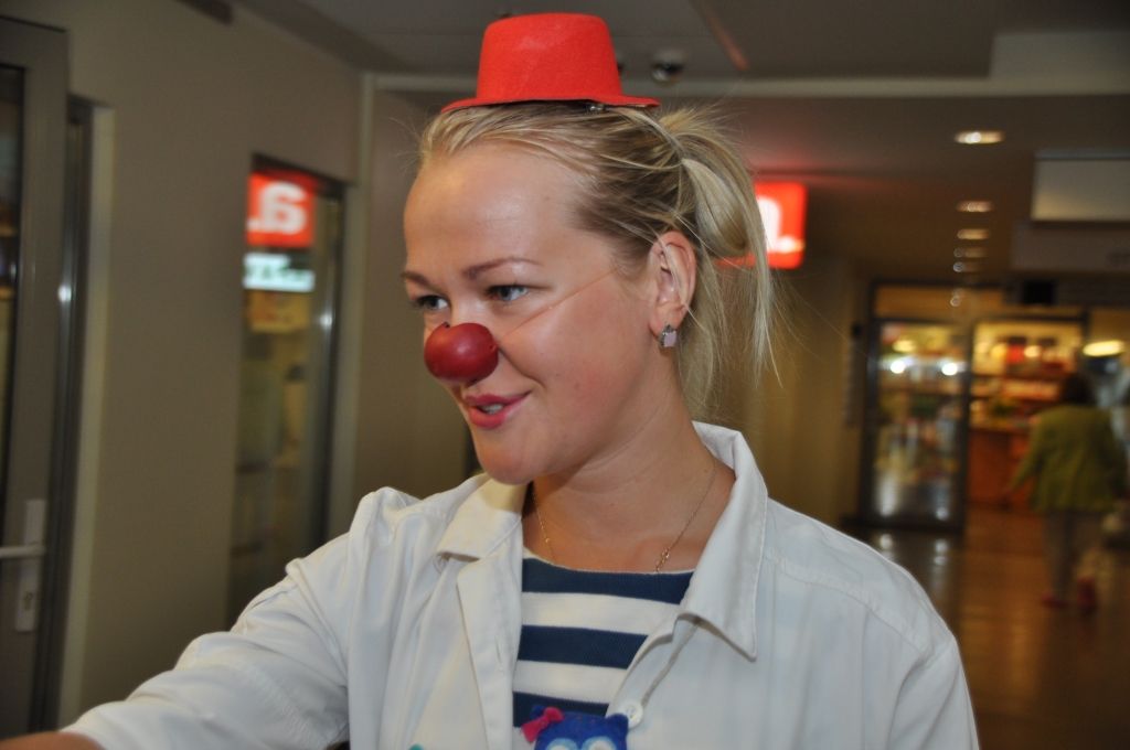 FOTO: Dakteri Klauni ciemojas Liepājas reģionālajā slimnīcā