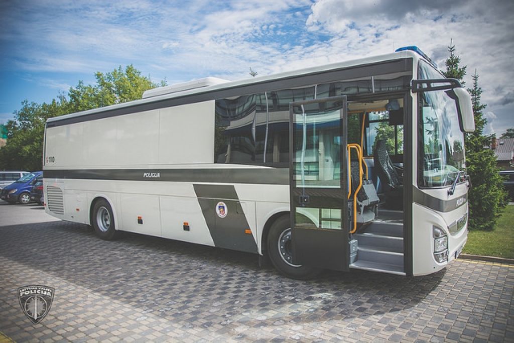 FOTO: Valsts policija prezentē jauno konvoja autobusu