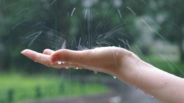 Brīvdienās Latvijā daudzviet līs un nebūs siltāks par plus 22 grādiem