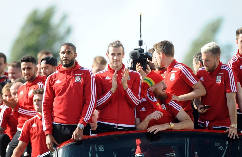 FOTO: Arī Velsas izlasei grandioza sagaidīšana