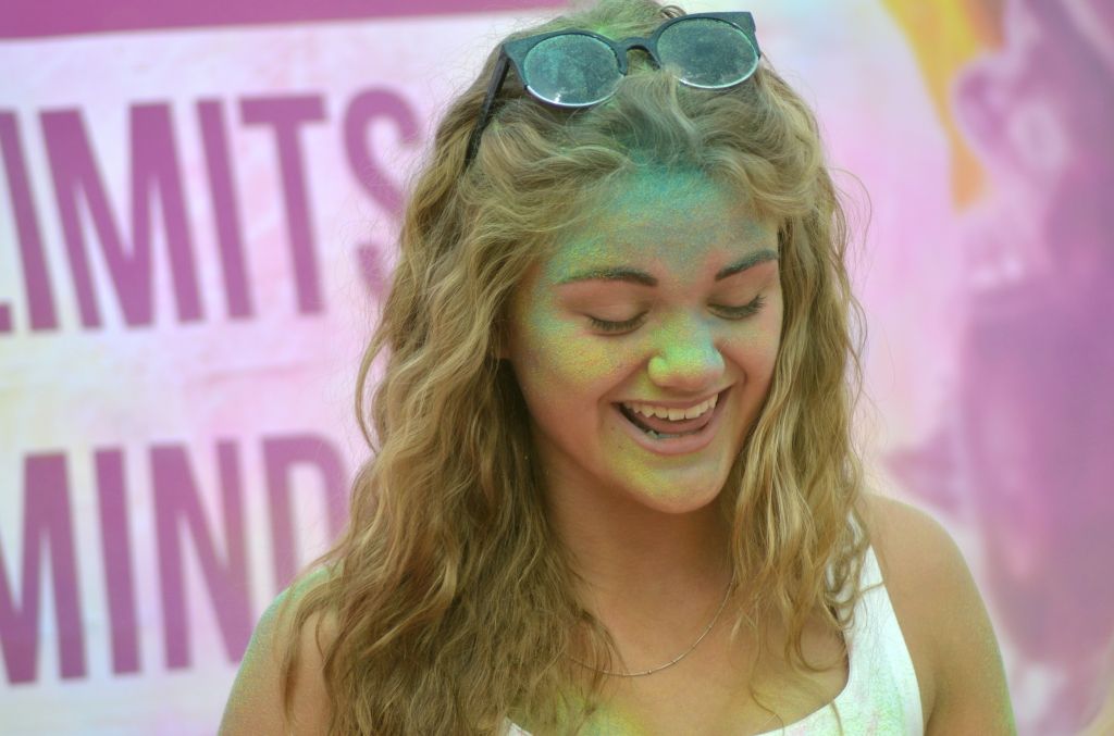 FOTO: Holi krāsu festivāls Lucavsalā