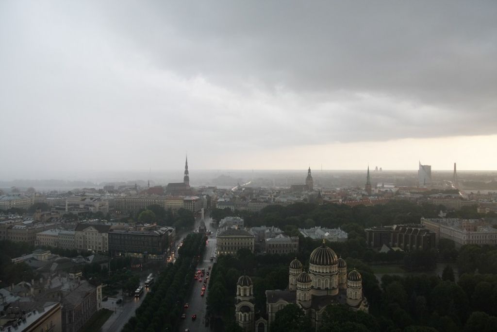 Liepājā nolijusi desmit dienu norma; stiprs lietus gaidāms visā Latvijā 